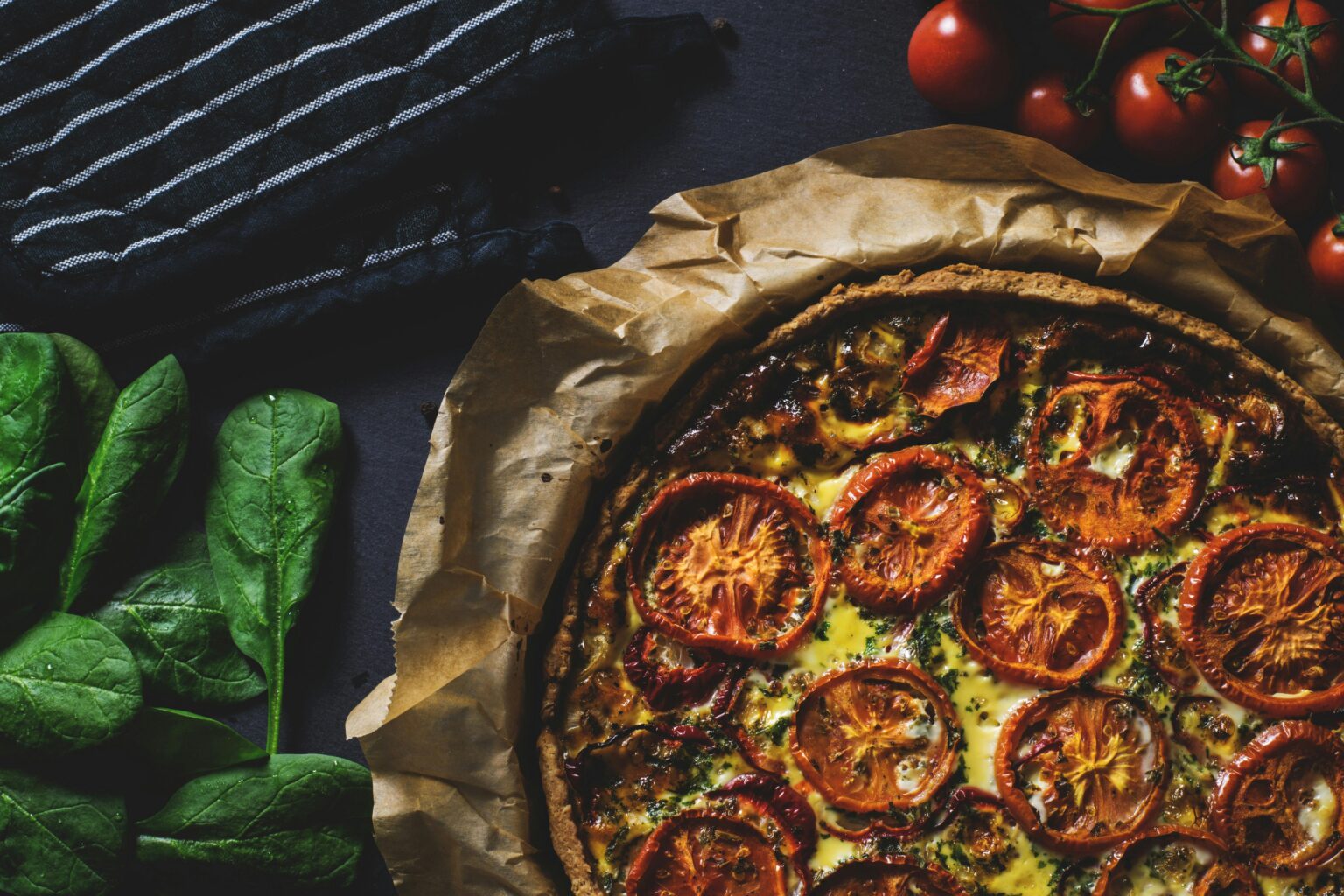 Delicious rustic quiche topped with tomatoes, ideal for a healthy and tasty meal.